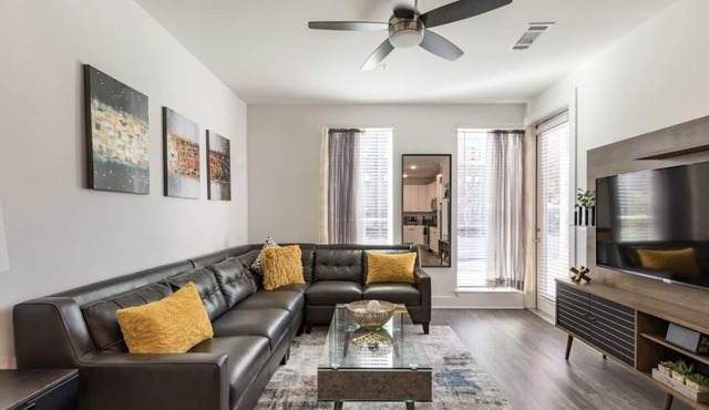 Luxury 2BR/2BA APT w/Gym, Pool & Free Parking