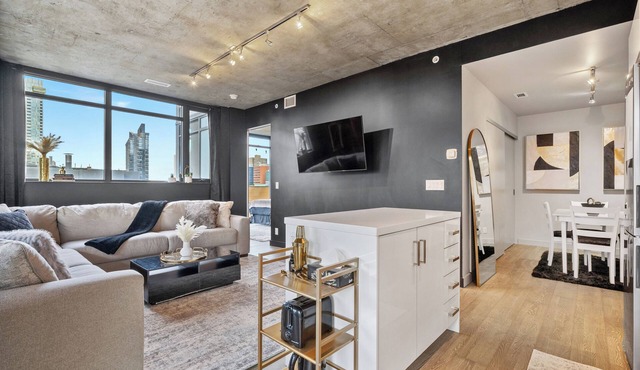 Luxury 2BR/2BA Condo in Calgary Beltline | King Bed, Free Underground Parking