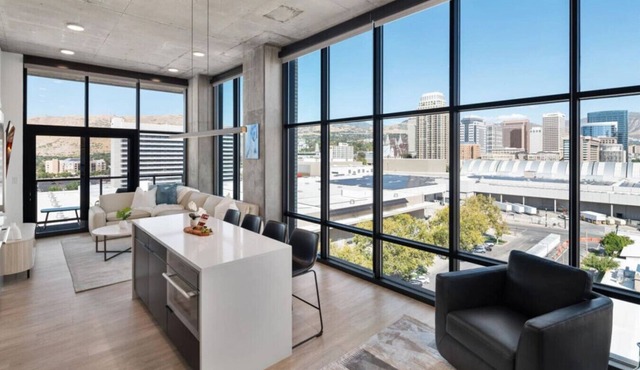 Luxury 2BR 2BA Penthouse-Pool, Gym, Pkg, Views!