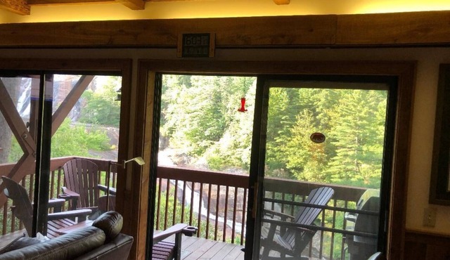 LUXURY 2BR/2BA SPECTACULAR OVER FALLS DECK/GRILL UPSCALE, COMFORTABLE FURNITURE