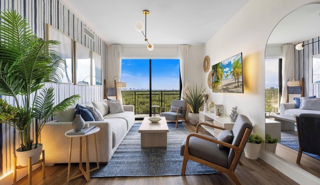 Luxury 2BR/2BA w/Pool & 50ft Balcony 1mi to Beach 8min to FLL
