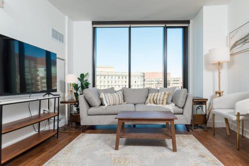 Luxury 2BR BackBay Boston Common T-station Roof Top Lounge Gym