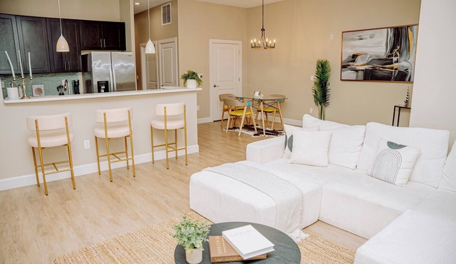 Luxury 2BR Cambridge Oasis. Walk to Harvard, MIT & River