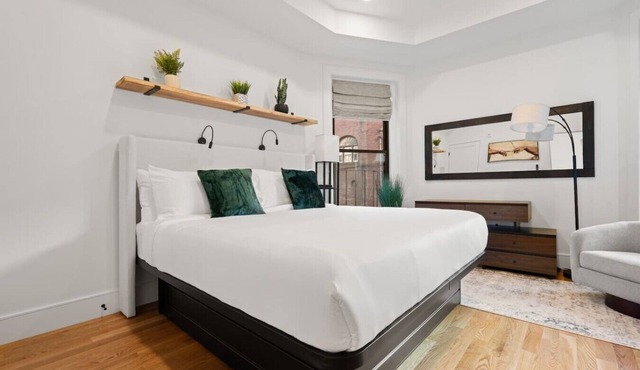 Luxury 2BR: Chic Boston Stay for 6 | Suite 4