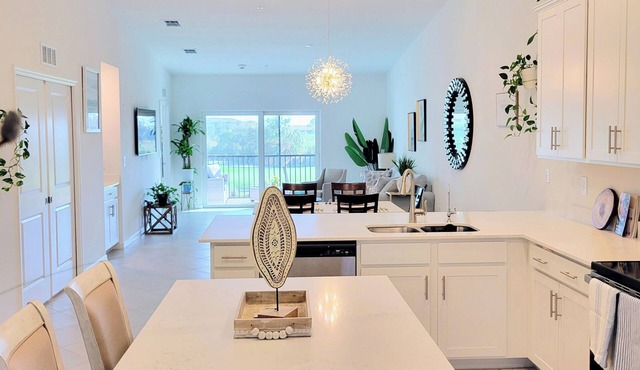Luxury 2BR+Den Condo Resort Style Vacation Tiki bar Sleeps 6