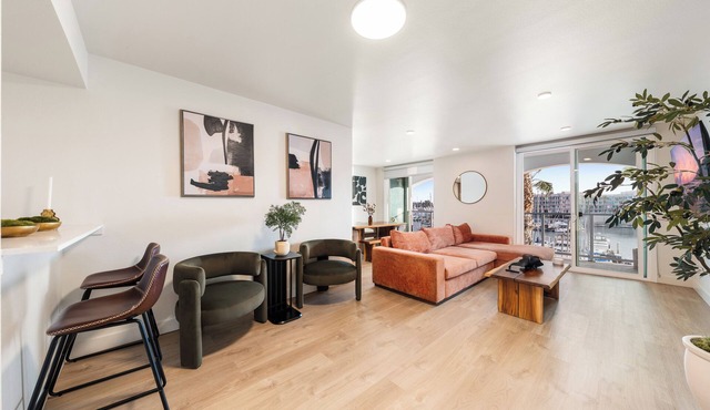 Luxury 2BR Designer Decor Brand New Building and Amenities