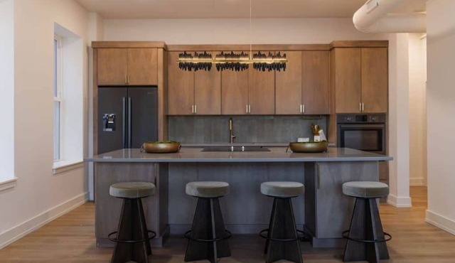 Luxury 2BR Downtown - Walk to Dining, UT + FREE Parking