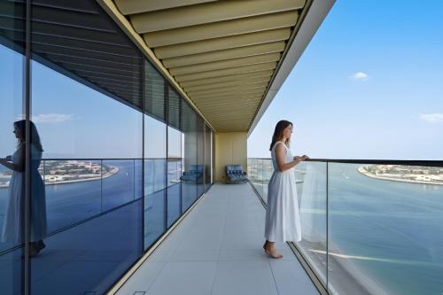 Luxury 2BR Emaar Beachfront with Private Beach & Infinity Pool, Palm Jumeirah & Atlantis Views