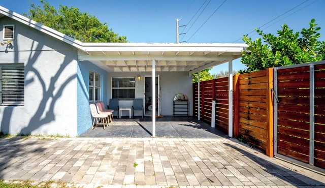 Luxury 2BR Hollywood Retreat w/Jacuzzi & Free Parking