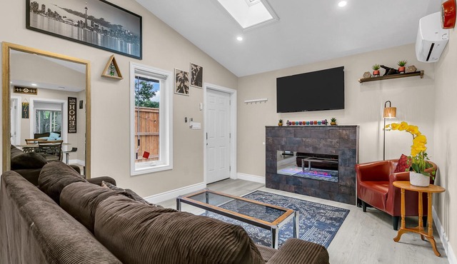 Luxury 2BR home with high ceilings with BBQ/patio in beautiful South Windsor.