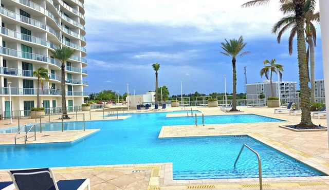 Luxury 2BR in Downtown Fort Myers Pool & Terrace