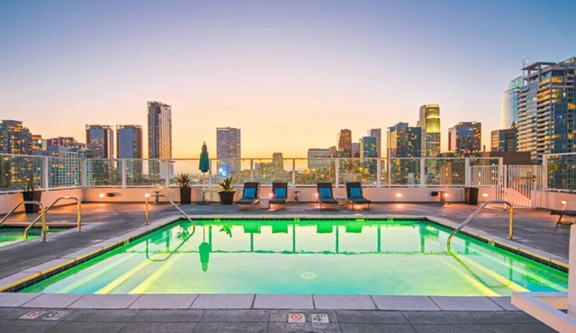 Luxury 2BR in DTLA w/Jacuzzi & Rooftop Views