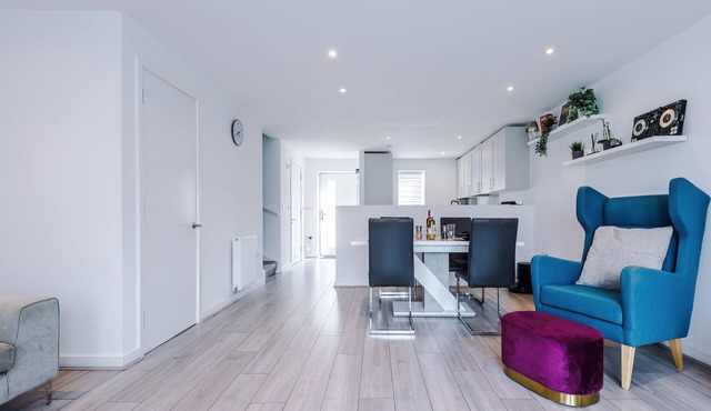 luxury 2br in salford, slps 6, wifi, parking & ps5