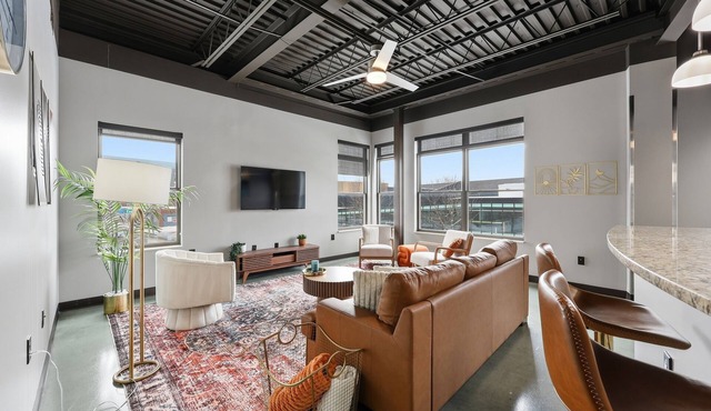 Luxury 2BR Industrial Penthouse Loft in Short North Near OSU, Downtown Nightlife