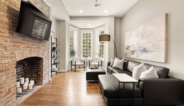 Luxury 2BR + Parking | Heart of DC | Walk to Metro