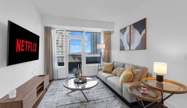 Luxury 2BR - Pool/Gym/Sauna - 1 min to Subway