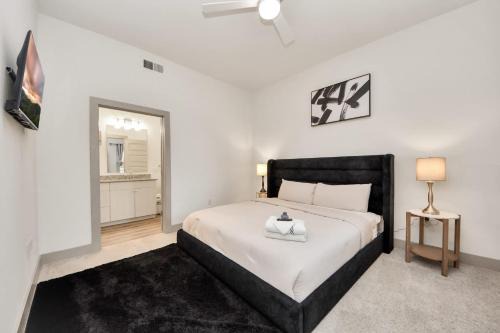 Luxury 2BR Retreat King Beds Free Parking Houston
