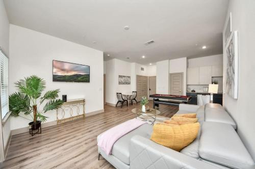 Luxury 2BR Retreat Pool Table King Beds Fast Wi-Fi