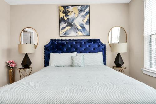 Luxury 2BR Retreat with King Beds Fast Wiff Resort Pool