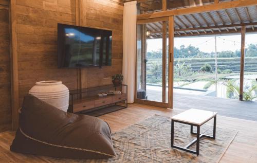 Luxury 2BR Ricefield Villa, Pool & Sunset Views