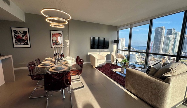 Luxury 2BR Skyline Balcony + Free Parking