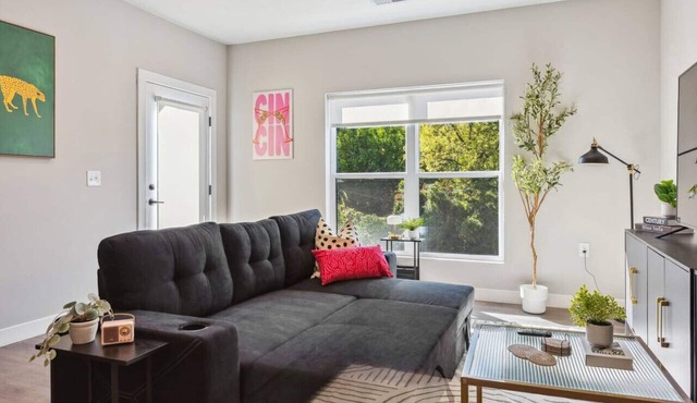 Luxury 2BR w/Rooftop, Gym & King Beds – Columbus