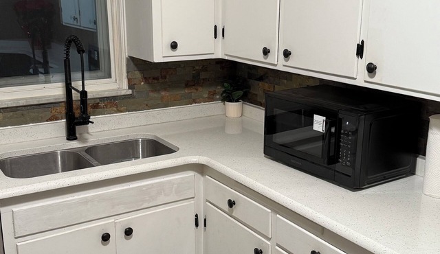 Luxury 2BR with spa bath, huge kitchen & living room—prime Toledo location!