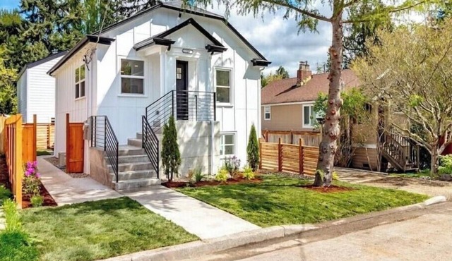 Luxury 2br1ba w/Hot tub, patio, crib & vanity