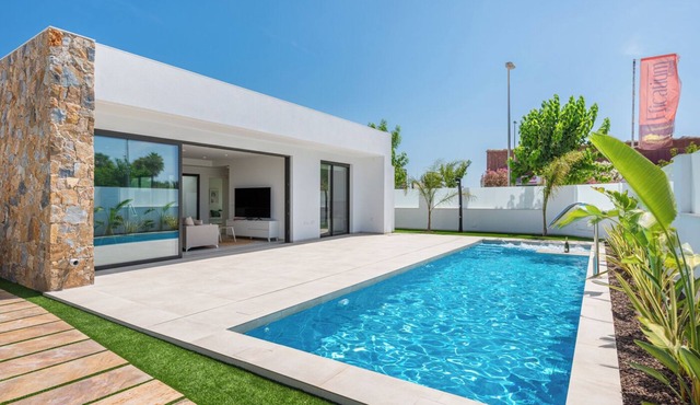 Luxury 3-bedroom villa with AC + HEATED private pool in beautiful town