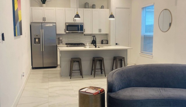 Luxury 3 bd 2.5 bath. 10 min from midtown/downtown. 15 minutes from airport.