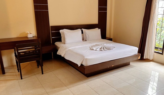 Luxury 3 bd 2.5 bath Villa-private pool, WiFi near beaches, food & shops.