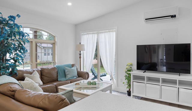 Luxury 3 bdm cottage 2 min walk from Parlee Beach