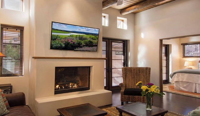 Luxury 3-bdr, 3-bath condo 3 blocks from Plaza downtown with underground parking