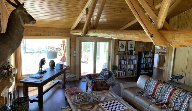 Luxury 3 bdrm Ranch House at the base of Rocky Mountains!