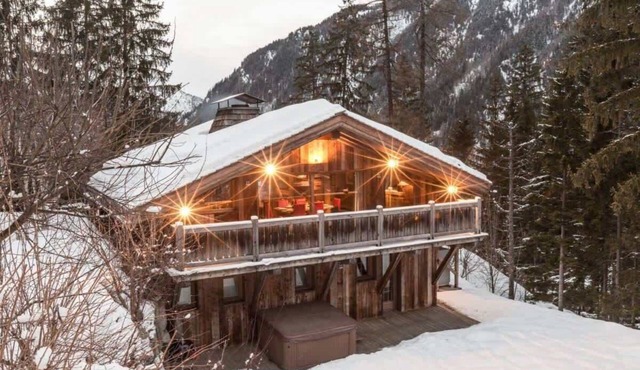 Luxury 3 bedroom chalet, jacuzzi, sauna