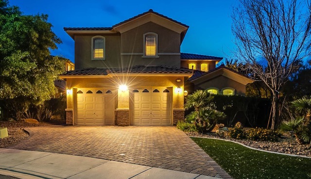 Luxury 3 Bed/3.5 bath Residence with Sparkling Heated Pool