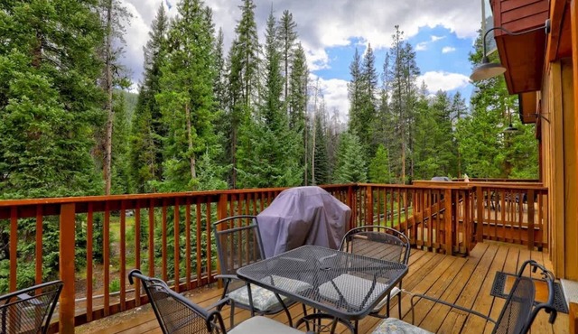 Luxury 3 Bed/3bath-Townhome, River Behind, hot tub