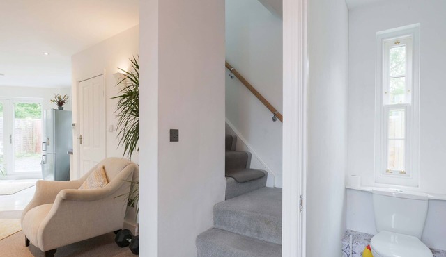 Luxury 3-Bed Epsom Haven - Modern Retreat with parking