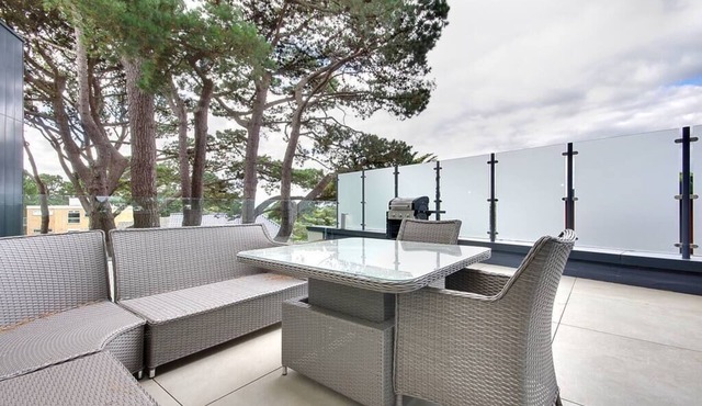 Luxury 3 bed flat with large terrace & sea views