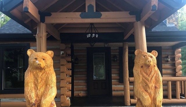Luxury 3-bed hemlock log cabin Cave Run Lake area, with WiFi, gameroom, hot tub