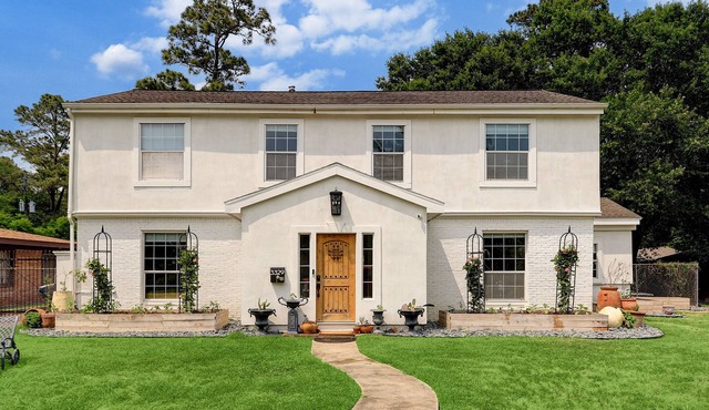 Luxury 3-Bed Home & Edible Garden - 5 minutes from med center, nightlife & MORE!