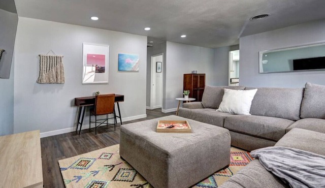 Luxury 3-bed home near the Strip w/a poker table