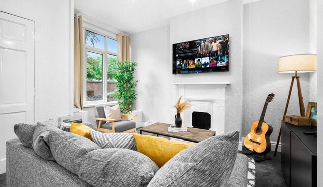 Luxury 3 Bed House with Garden & Parking