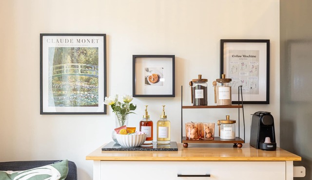 Luxury 3-Bed House | 10 min to City | Free Parking