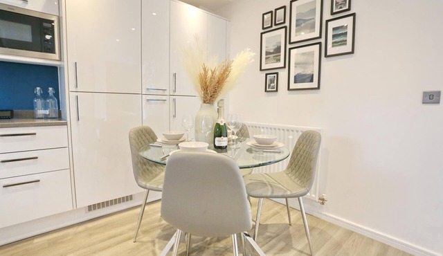 Luxury 3-Bed House with Hot Tub Sports City Manchester