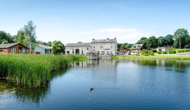 Luxury 3 Bed Lodge with its own Private Hot Tub . Free Wi-Fi & Great Facilities