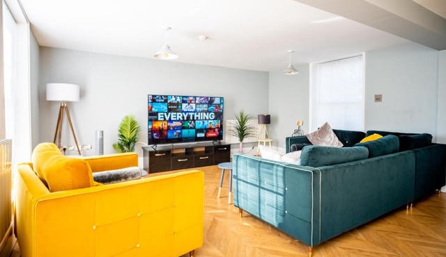 Luxury 3 Bed Penthouse with Off Street Parking