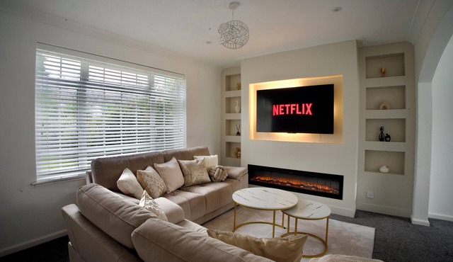 Luxury 3-Bed Retreat Near Gatwick | Media Wall Fire Place, Garden & Free Parking