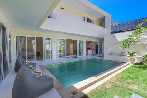Luxury 3 Bed Villa in Kuta with Pool