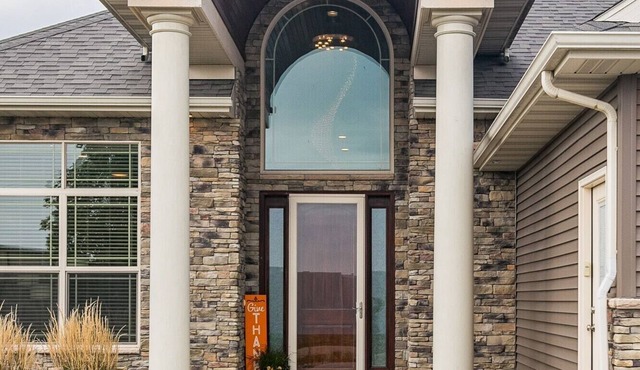 Luxury 3-Bed VRBO in Cedar Rapids, IA! Sleeps 10. Book Now!